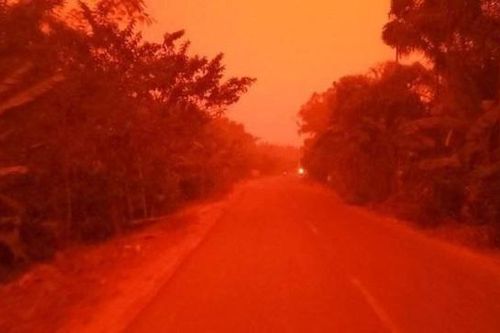 Bầu trời 'đỏ rực như máu' giữa ban ngày vì cháy rừng