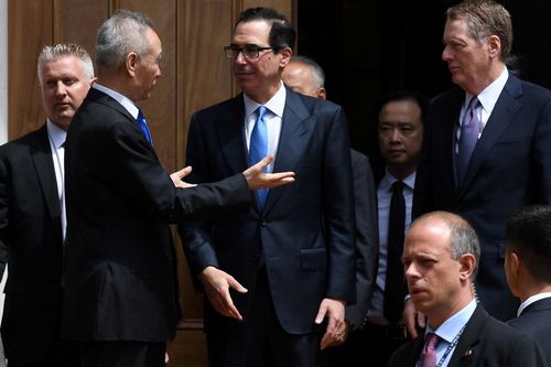 TT Trump lại chất vấn Bộ trưởng Tài chính trước mặt báo chí