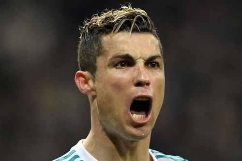Ronaldo bị chỉ trích vì muốn người khác tôn vinh mình