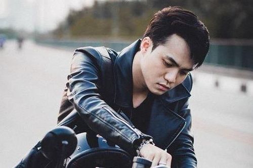 Bạn trai mới Lâm Á Hân là chủ shop thời trang, đam mê xe phân khối lớn
