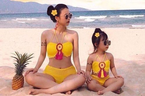 Mẹ 8X chi tiền sắm đồ đôi để cùng con đi khắp thế gian