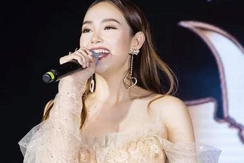 Minh Hằng hớ hênh trang phục khi đang diễn trên sân khấu