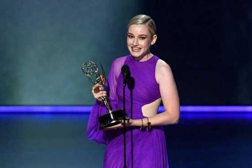 Diện đầm của NTK Công Trí, diễn viên Julia Garner ẵm giải Emmy đầu tiên trong sự nghiệp