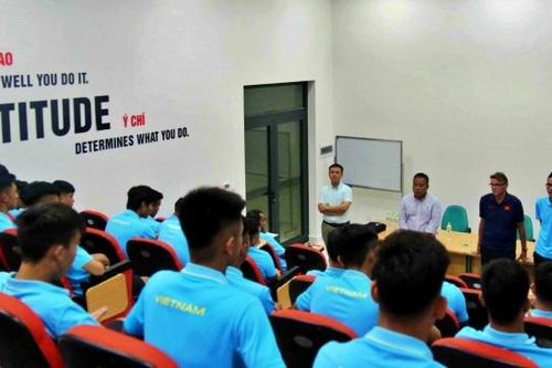 HLV Troussier trao đổi kế hoạch của tuyển U19 quốc gia với lãnh đạo VFF