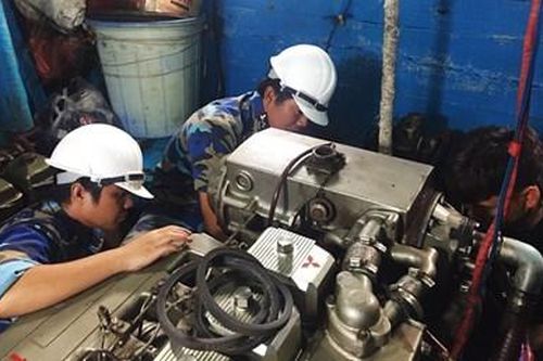 Trung tâm Hậu cần-Kỹ thuật đảo Sinh Tồn hỗ trợ sửa tàu cá cho ngư dân