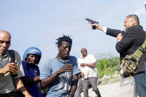 Thượng nghị sĩ Haiti nổi giận, bắn phải phóng viên ảnh