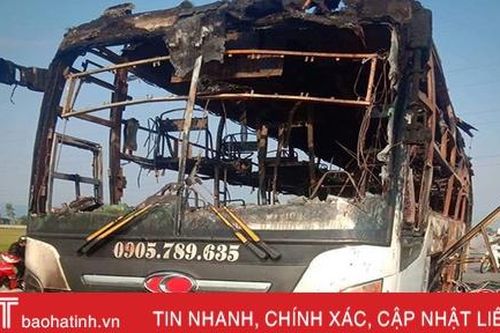 Xe giường nằm cháy trơ khung lúc rạng sáng trên đường tránh TP Hà Tĩnh