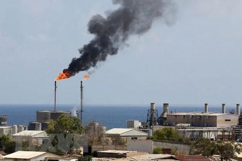 Giá dầu tăng khoảng 1% do quan ngại về nguồn cung ở Saudi Arabia