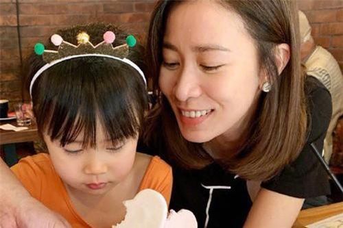 'Nhàn Phi' Xa Thi Mạn khoe vẻ đẹp 'lão hóa ngược' trong sinh nhật con gái nuôi