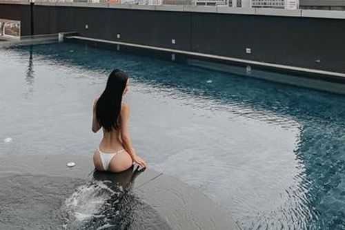 'Nối gót' Ngọc Trinh hở bạo khoe thân, Jun Vũ bị soi vòng 3 'khủng' nhưng không tự nhiên