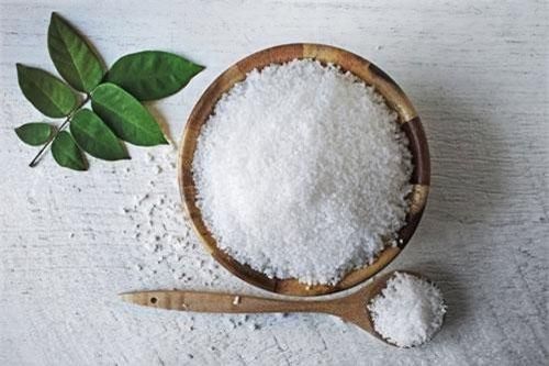 Chỉ một nắm muối đã đánh tan mọi vết bẩn trong nhà: Bà nội trợ nào không biết phí cả thanh xuân