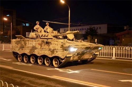 Trung Quốc bất ngờ tập trung khí tài đồ sộ giữa đêm để làm gì?