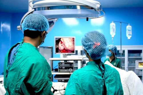 Bà lão mang khối u buồng trứng nặng hơn đứa trẻ sơ sinh