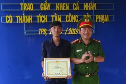 Khen thưởng thanh niên đuổi bắt trộm giao Công an