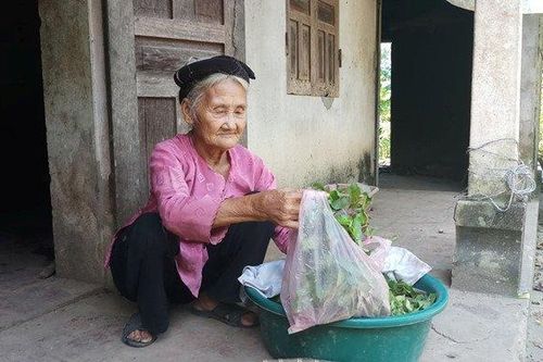 Cụ bà 83 tuổi đạp xe lên UBND xã xin thoát nghèo