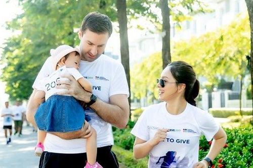 Con gái Lan Phương cực đáng yêu khi tham gia chạy bộ từ thiện với bố mẹ