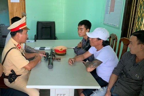 Không được nhường đường, nhóm người trên ô tô 7 chỗ rút súng dọa xe khách