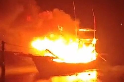 Sau tiếng nổ lớn tàu cá bốc cháy dữ dội khiến nhiều người thương vong