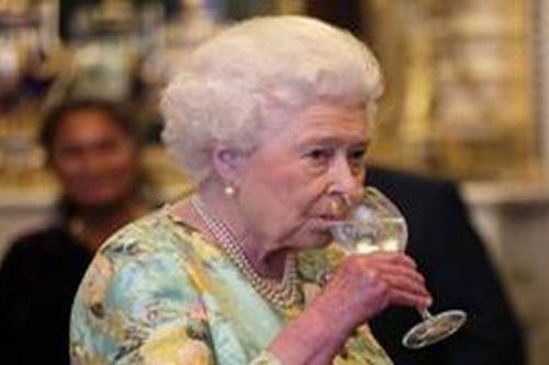 Nữ hoàng Anh đóng cửa quầy bar trong Cung điện Buckingham