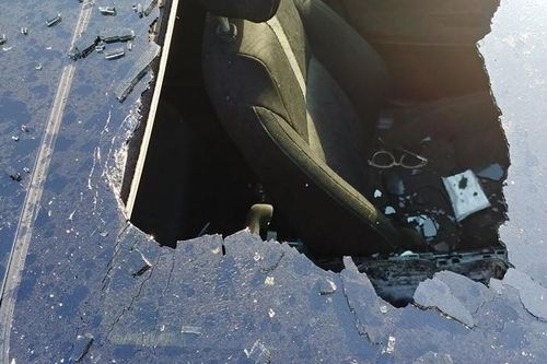 Phơi Honda Civic dưới nắng, chai dầu gội phát nổ phá tan cửa sổ trời