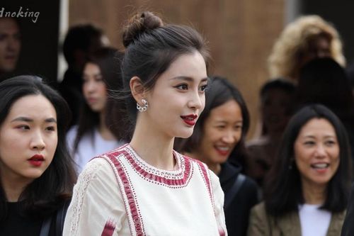 Angelababy đọ sắc cùng siêu mẫu Karlie Kloss tại Pháp