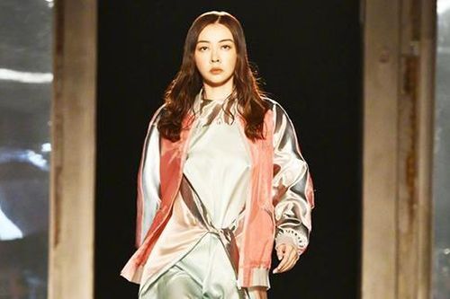 Tình cũ Quách Phú Thành diễn catwalk sau một năm sinh con