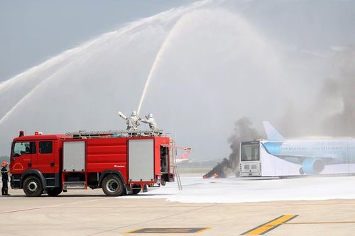 300 người diễn tập đối phó sự cố cháy máy bay