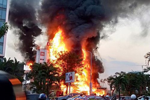 Hỏa hoạn thiêu rụi trung tâm điện máy 4 tầng ở Hải Phòng