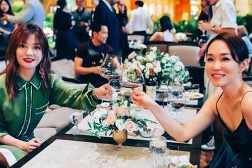 'Tiểu Long Nữ' Phạm Văn Phương diện váy 2 dây quyến rũ bên Triệu Vy