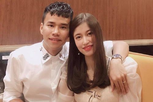 Bạn gái hậu vệ CLB Hà Nội: 'Làm vợ khó lắm, nhất là vợ cầu thủ'