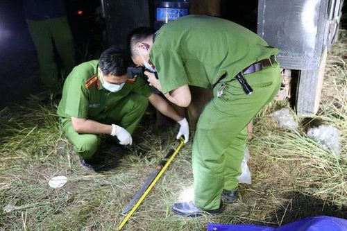 Đi uống rượu về, chồng đâm vợ tử vong