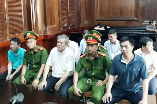 Một bị cáo vụ 'VN Pharma bán thuốc giả' phải vào viện cấp cứu khi đang trả lời thẩm vấn