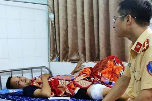 Quái xế đầu trần lao thẳng xe vào Cảnh sát giao thông