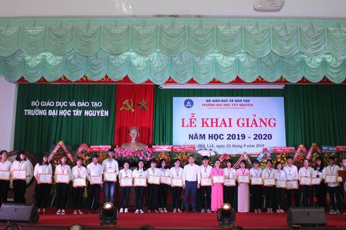 Đạm Cà Mau trao học bổng cho sinh viên Đại học Tây Nguyên