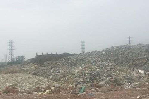 Cần xử lý bãi rác khổng lồ dưới đường điện cao thế