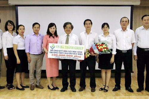 Tặng 100 triệu đồng cho Hội Cựu học sinh Trường Trung học Nguyễn Duy Hiệu