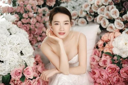 Nhã Phương mặc váy cưới khoe vòng một gợi cảm