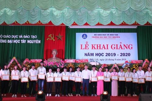 Đạm Cà Mau trao học bổng cho sinh viên Đại học Tây Nguyên