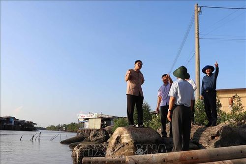 Bộ trưởng Nguyễn Xuân Cường kiểm tra tình hình sạt lở tại Cà Mau