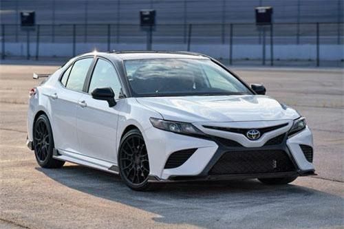 Ảnh chi tiết Toyota Camry TRD 2020 giá hơn 700 triệu đồng