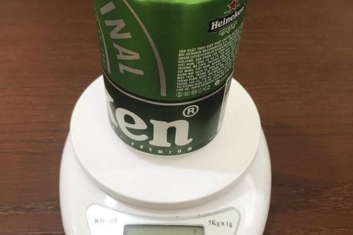 Khách hàng 'tố' lon bia Heineken 'bị lỗi'