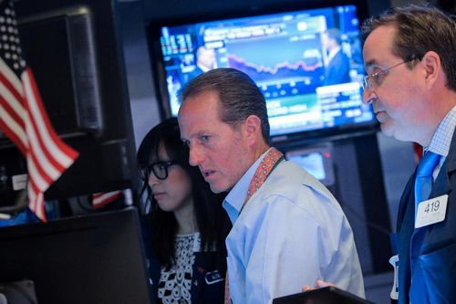 S&P 500 giảm mạnh nhất 1 tháng vì rủi ro chính trị của ông Trump