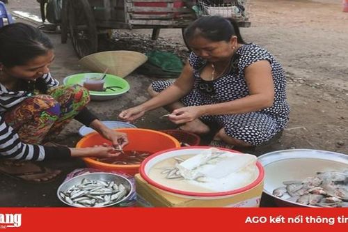Chợ đầu nguồn đón lũ