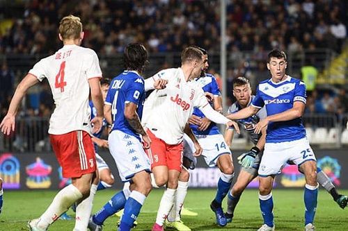 Juventus lên đỉnh bảng Serie A