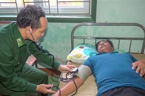 Bộ đội Biên phòng Quảng Trị kịp thời cứu 11 ngư dân gặp nạn trên biển
