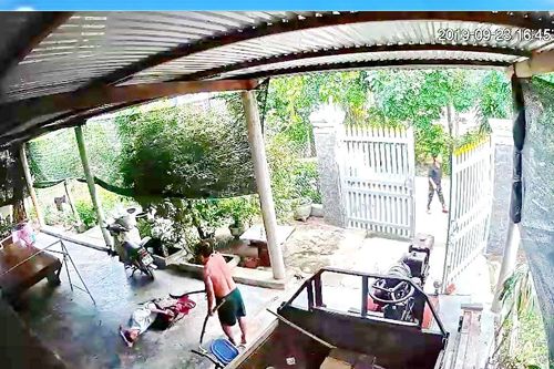 Chém hàng xóm ngay trước camera gia đình