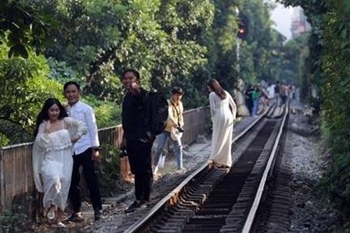 Thu về, giới trẻ kéo nhau check-in phố đường tàu