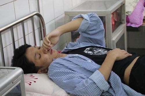 Hai sinh viên vi phạm giao thông còn lao xe vào CSGT