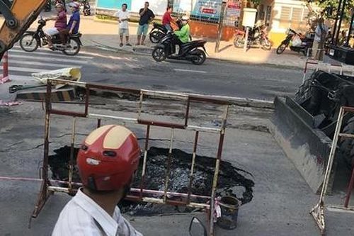 Liên tiếp xuất hiện 'hố tử thần' trên đường Huỳnh Tấn Phát
