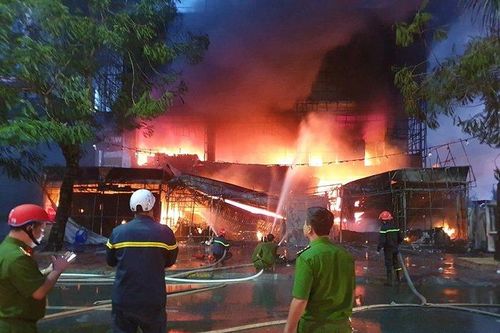 Lửa bùng cháy dữ dội tại siêu thị điện máy ở Hải Phòng